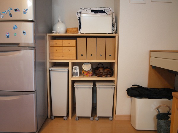 初めて家具作りに挑戦 冷蔵庫横にゴミ箱も置ける棚を作りました Diy リビング キッチン Chibidas家のシンプルライフ