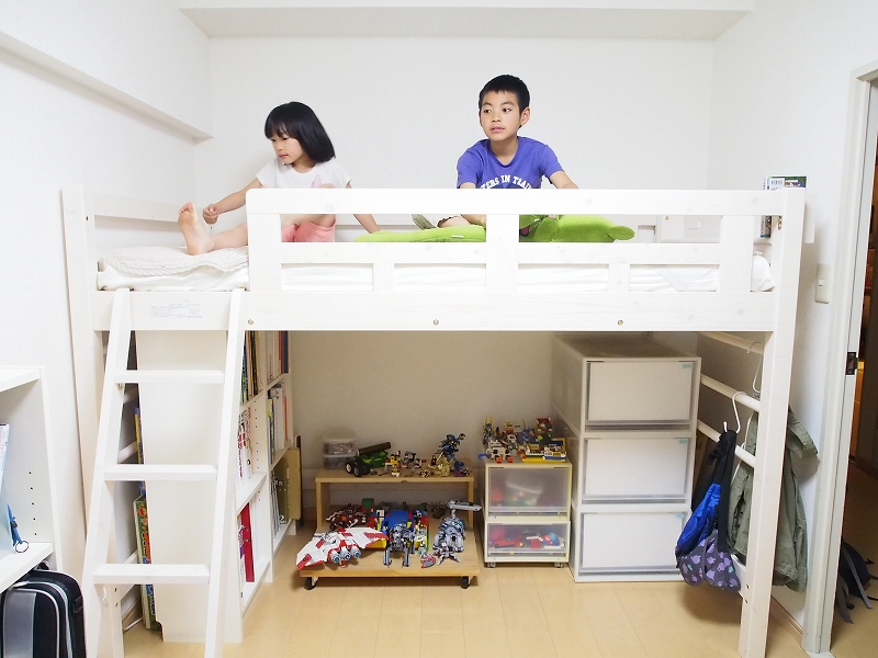 ベッド下は本棚、息子の洋服、レゴを収納。