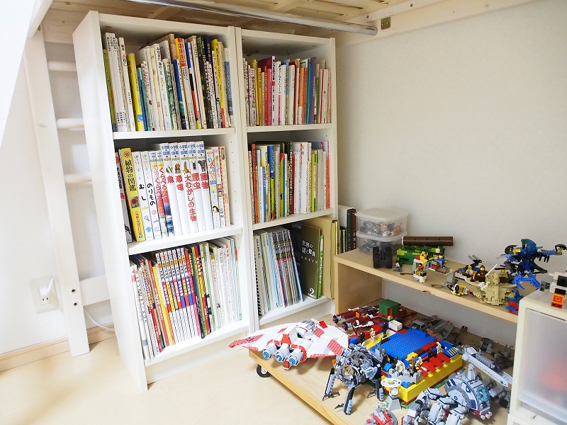 本棚とレゴ作品棚。